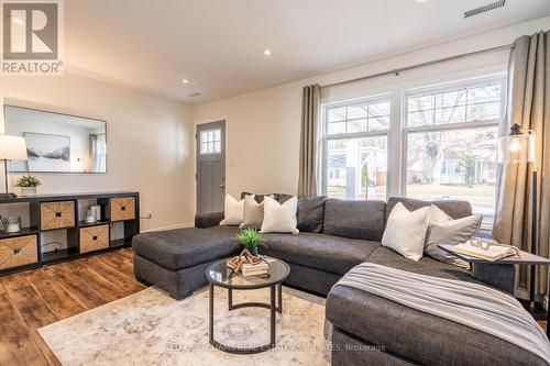 113 Pleasant Avenue, Kitchener, ON - Indoor Photo Showing Living Room