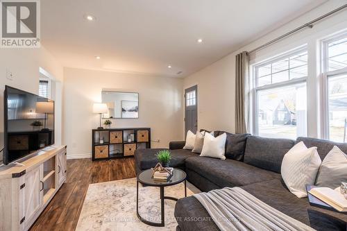 113 Pleasant Avenue, Kitchener, ON - Indoor Photo Showing Living Room