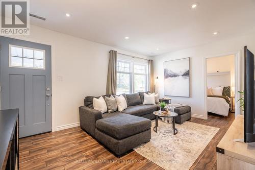 113 Pleasant Avenue, Kitchener, ON - Indoor Photo Showing Living Room