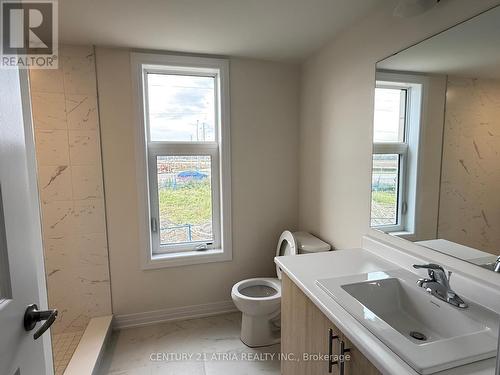 1521 19Th Avenue, Richmond Hill, ON - Indoor Photo Showing Bathroom