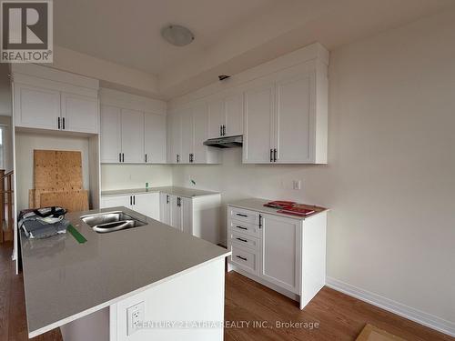 1521 19Th Avenue, Richmond Hill, ON - Indoor Photo Showing Kitchen With Double Sink