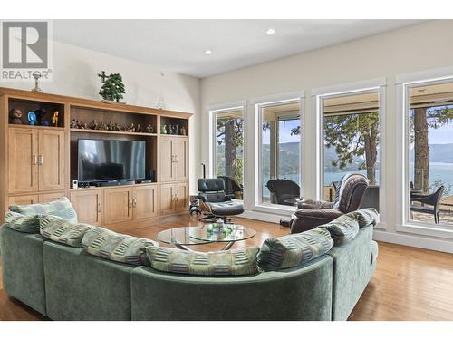 8980 Bayswater Place, Vernon, BC - Indoor Photo Showing Living Room