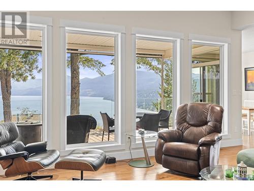 8980 Bayswater Place, Vernon, BC - Indoor Photo Showing Living Room