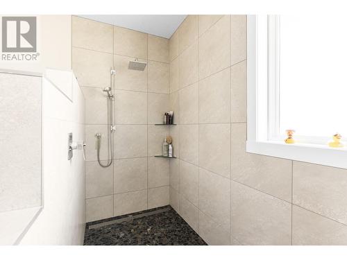 8980 Bayswater Place, Vernon, BC - Indoor Photo Showing Bathroom