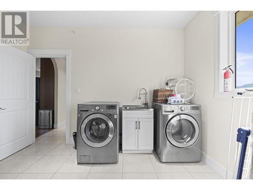 8980 Bayswater Place, Vernon, BC - Indoor Photo Showing Laundry Room