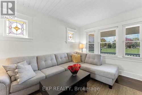 5130 Huron Street, Niagara Falls (210 - Downtown), ON - Indoor Photo Showing Living Room