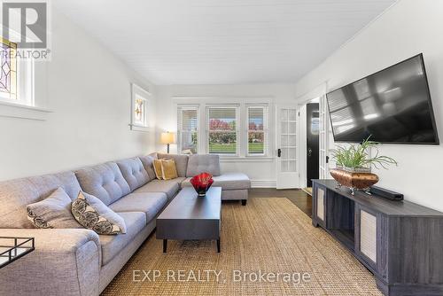 5130 Huron Street, Niagara Falls (210 - Downtown), ON - Indoor Photo Showing Living Room