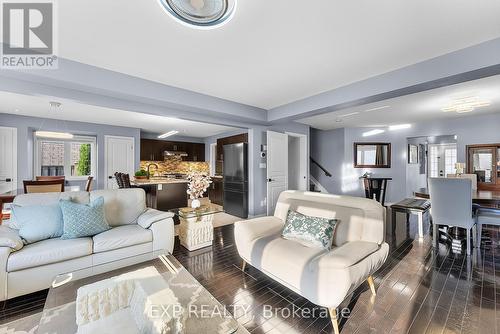 5743 Jake Crescent, Niagara Falls (219 - Forestview), ON - Indoor Photo Showing Living Room