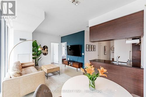 1604 - 1 Market Street, Toronto, ON - Indoor Photo Showing Living Room