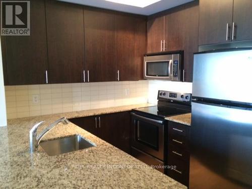 522 - 560 Front Street W, Toronto, ON - Indoor Photo Showing Kitchen