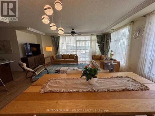 610 - 240 Villagewalk Boulevard, London, ON - Indoor Photo Showing Living Room