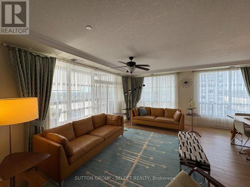 610 - 240 Villagewalk Boulevard, London, ON - Indoor Photo Showing Living Room