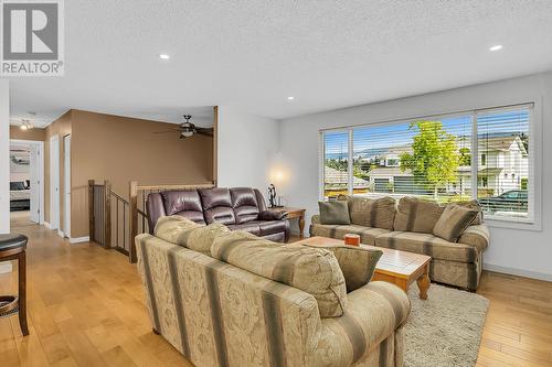 790 Kitch Road, Kelowna, BC - Indoor Photo Showing Living Room