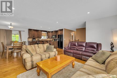 790 Kitch Road, Kelowna, BC - Indoor Photo Showing Living Room