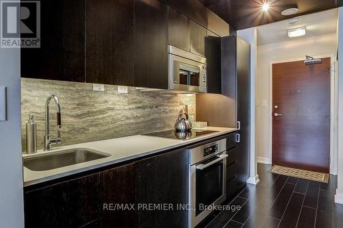 301 - 10 Capreol Court, Toronto, ON - Indoor Photo Showing Kitchen