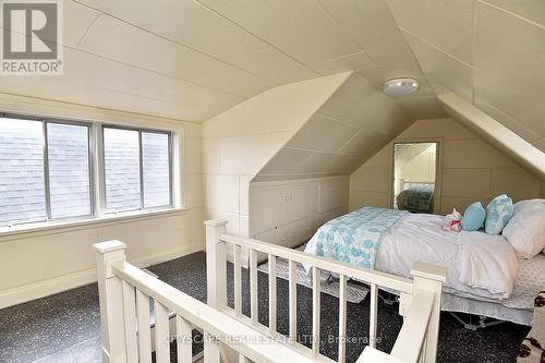 214 Sherman Avenue N, Hamilton, ON - Indoor Photo Showing Bedroom