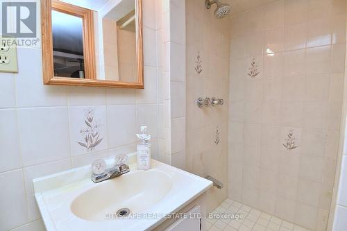 214 Sherman Avenue N, Hamilton, ON - Indoor Photo Showing Bathroom