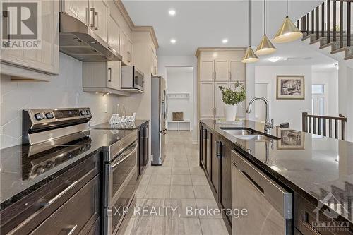 62 Viceroy Mews, Ottawa, ON - Indoor Photo Showing Kitchen With Upgraded Kitchen