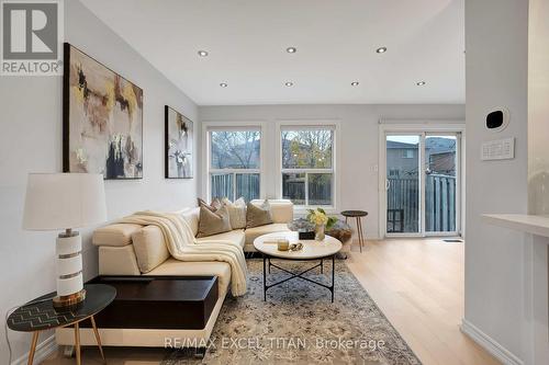 74 Giancola Crescent, Vaughan, ON - Indoor Photo Showing Living Room