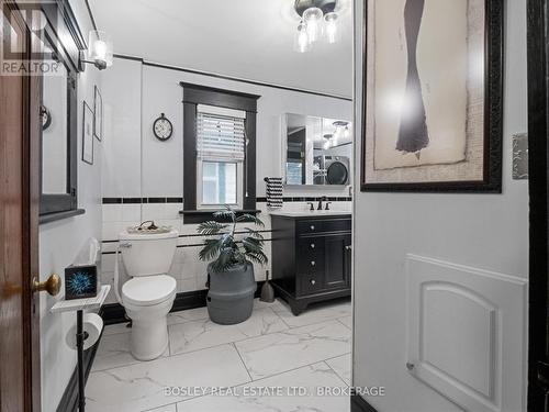 176 Russell Avenue, St. Catharines (451 - Downtown), ON - Indoor Photo Showing Bathroom