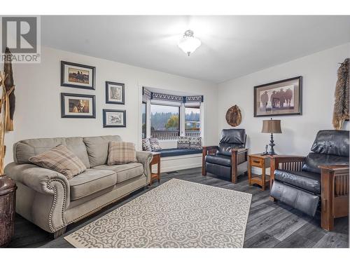 15902 Prairie Valley Road, Summerland, BC - Indoor Photo Showing Living Room