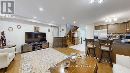 4 Old Orchard Crescent, Richmond Hill, ON - Indoor Photo Showing Living Room