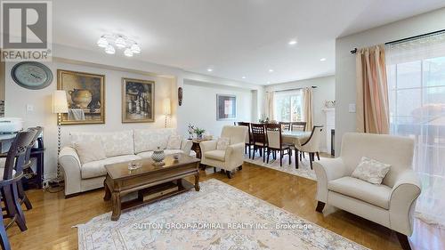 4 Old Orchard Crescent, Richmond Hill, ON - Indoor Photo Showing Living Room