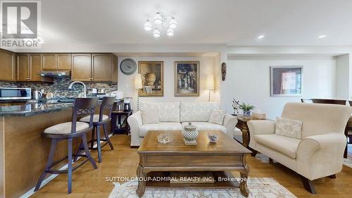 4 Old Orchard Crescent, Richmond Hill, ON - Indoor Photo Showing Living Room