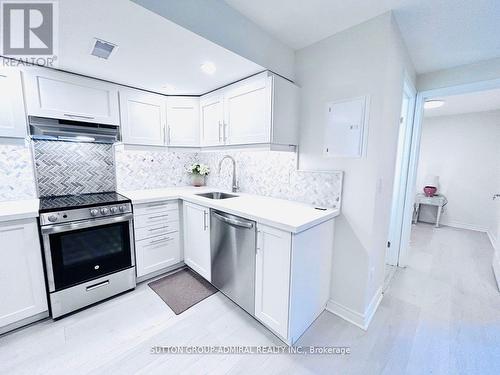 4 Old Orchard Crescent, Richmond Hill, ON - Indoor Photo Showing Kitchen