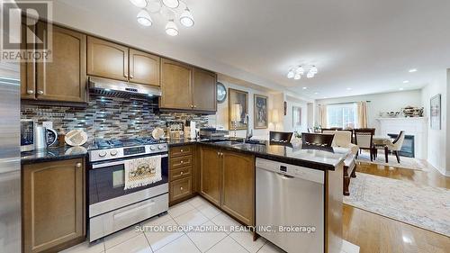 4 Old Orchard Crescent, Richmond Hill, ON - Indoor Photo Showing Kitchen With Double Sink