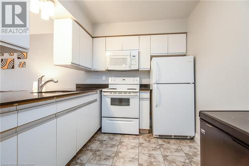 275 Eiwo Court Unit# 303, Waterloo, ON - Indoor Photo Showing Kitchen