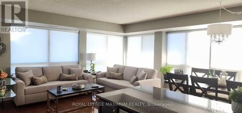 305 - 8026 Kipling Avenue W, Vaughan, ON - Indoor Photo Showing Living Room