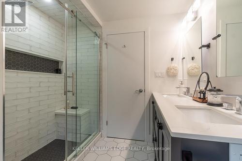 955 Cloverleaf Drive, Burlington, ON - Indoor Photo Showing Bathroom