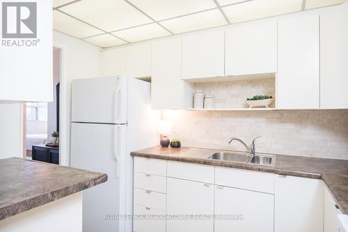 1607 - 2263 Marine Drive, Oakville, ON - Indoor Photo Showing Kitchen With Double Sink