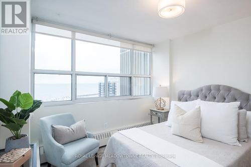 1607 - 2263 Marine Drive, Oakville, ON - Indoor Photo Showing Bedroom