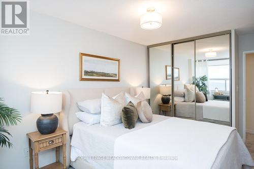 1607 - 2263 Marine Drive, Oakville, ON - Indoor Photo Showing Bedroom