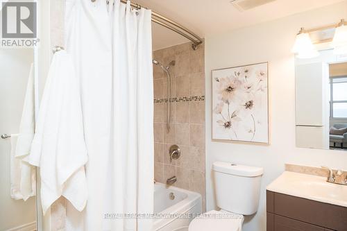 1607 - 2263 Marine Drive, Oakville, ON - Indoor Photo Showing Bathroom