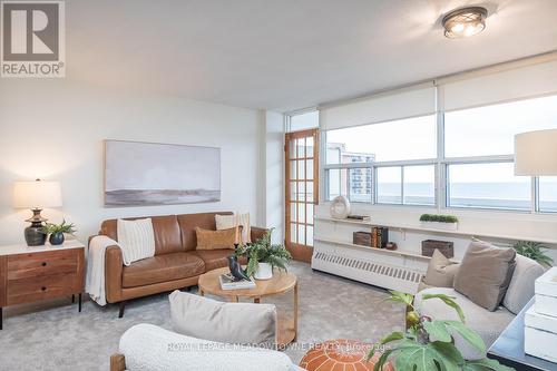 1607 - 2263 Marine Drive, Oakville, ON - Indoor Photo Showing Living Room