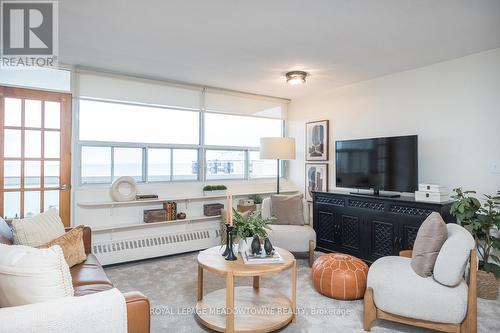 1607 - 2263 Marine Drive, Oakville, ON - Indoor Photo Showing Living Room