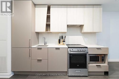 5111 - 3900 Confederation Parkway, Mississauga, ON - Indoor Photo Showing Kitchen