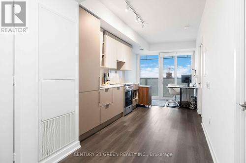 5111 - 3900 Confederation Parkway, Mississauga, ON - Indoor Photo Showing Kitchen