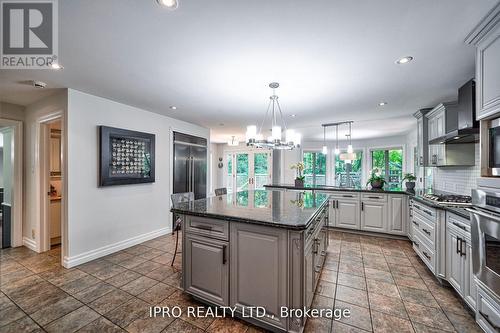 1638 Birchwood Drive, Mississauga, ON - Indoor Photo Showing Kitchen With Upgraded Kitchen