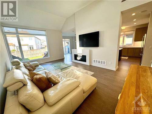 622 Summerhill Street, Ottawa, ON - Indoor Photo Showing Living Room