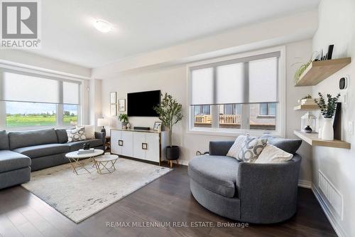 28 Freedom Crescent, Hamilton, ON - Indoor Photo Showing Living Room