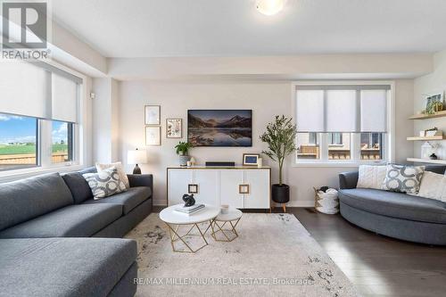 28 Freedom Crescent, Hamilton, ON - Indoor Photo Showing Living Room