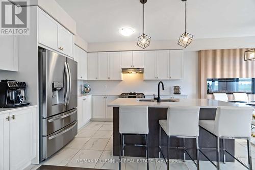 28 Freedom Crescent, Hamilton, ON - Indoor Photo Showing Kitchen With Upgraded Kitchen