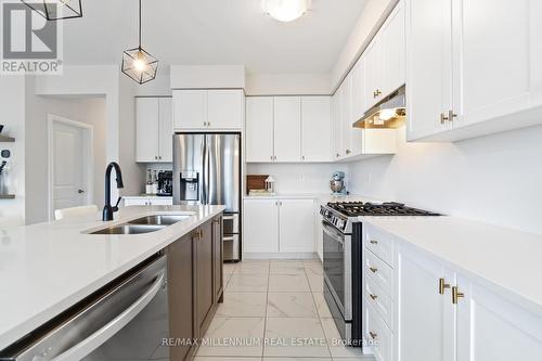 28 Freedom Crescent, Hamilton, ON - Indoor Photo Showing Kitchen With Double Sink With Upgraded Kitchen