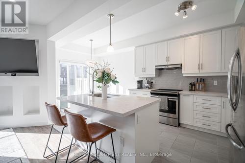 33 Southam Lane, Hamilton, ON - Indoor Photo Showing Kitchen With Upgraded Kitchen