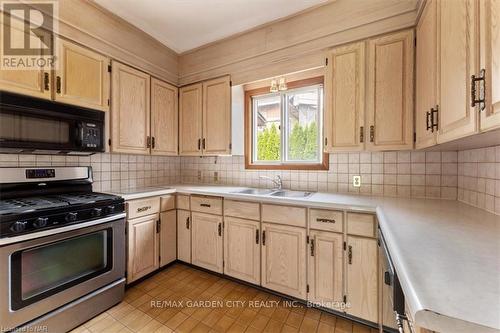 202 Niagara Street, Welland, ON - Indoor Photo Showing Kitchen With Double Sink