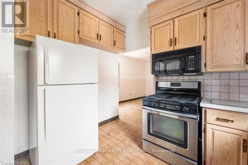 202 Niagara Street, Welland, ON - Indoor Photo Showing Kitchen